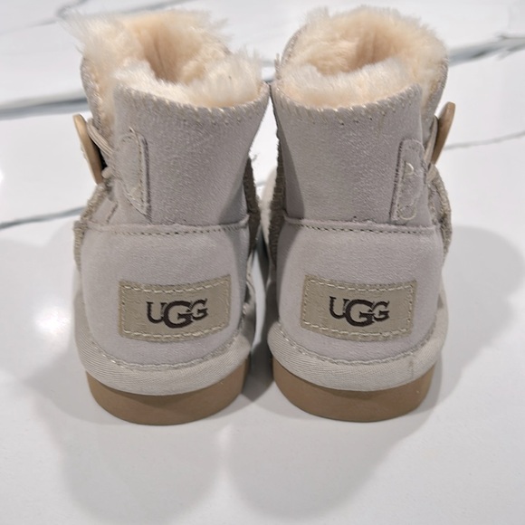 Ugg - Picture 4 of 4